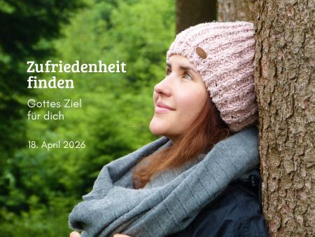 Frau mit rosa M&uuml;tze mit dem Blick nach oben gerichtet