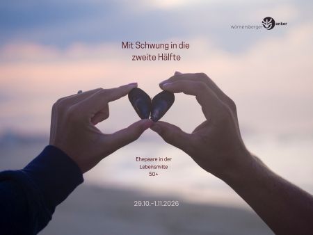 zwei H&auml;nde halten je eine Musche zu einer Herzform - bei Sonnenuntergangsstimmung